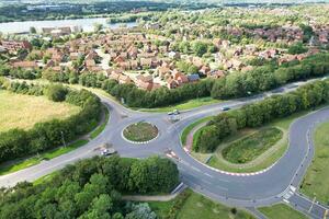 alto ángulo imágenes de británico la carretera y tráfico a caldecotta lago de milton Keynes ciudad de Inglaterra genial Bretaña, hermosa ver capturado en agosto 21, 2023 con drones cámara durante soleado día foto