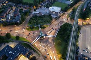 aéreo ver de iluminado céntrico edificios, carreteras y central lutón ciudad de Inglaterra Reino Unido a comenzando de claro clima noche de septiembre 5to, 2023 foto