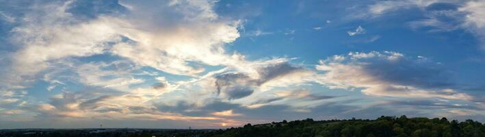 más hermosa panorámico ver de cielo y dramático nubes terminado lutón ciudad de Inglaterra Reino Unido durante puesta de sol. el maravilloso imagen estaba capturado en sep 7, 2023. foto