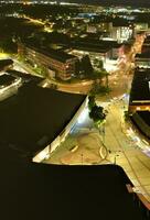 aéreo vertical panorámico ver de iluminado céntrico edificios, carreteras y central lutón ciudad de Inglaterra Reino Unido a comenzando de claro el clima noche de septiembre 5to, 2023 foto