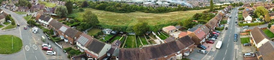 aéreo ver de residencial casas y industrial inmuebles conjunto a amargarse la carretera cerca Farley colinas lutón ciudad, Inglaterra Reino Unido. el alto ángulo imágenes estaba capturado con drones cámara en septiembre 7, 2023 foto