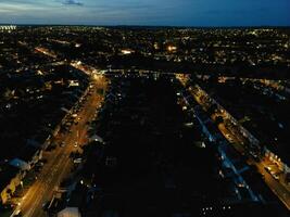 aéreo ver de iluminado residencial distrito de lutón ciudad de Inglaterra foto