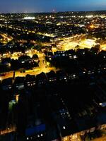 aéreo ver de iluminado residencial distrito de lutón ciudad de Inglaterra foto