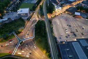 aéreo ver de iluminado céntrico edificios, carreteras y central lutón ciudad de Inglaterra Reino Unido a comenzando de claro clima noche de septiembre 5to, 2023 foto