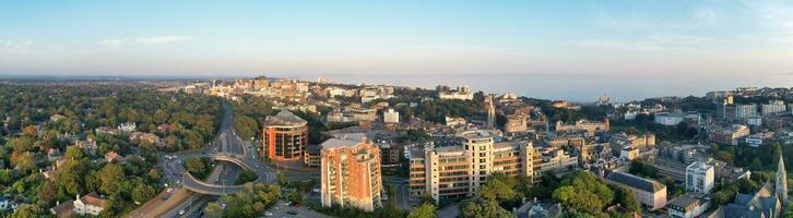 aéreo panorámico ver de británico turista atracción a mar ver de bournemouth ciudad de Inglaterra genial Bretaña Reino Unido. alto ángulo imagen capturado con drones cámara en septiembre 9, 2023 durante puesta de sol foto