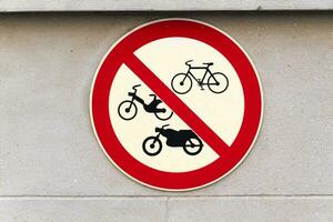 prohibición firmar para bicicletas, bicicletas, motos y motos foto