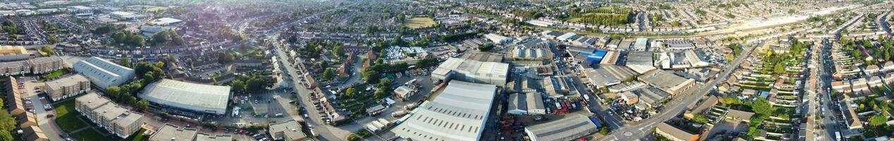 aéreo ver de residencial casas y industrial inmuebles conjunto a amargarse la carretera cerca Farley colinas lutón ciudad, Inglaterra Reino Unido. el alto ángulo imágenes estaba capturado con drones cámara en septiembre 7, 2023 foto