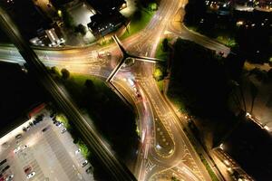 aéreo ver de iluminado céntrico edificios, carreteras y central lutón ciudad de Inglaterra Reino Unido a comenzando de claro clima noche de septiembre 5to, 2023 foto