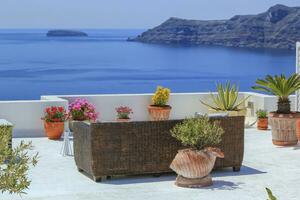 ver desde un balcón a oia pueblo en el caldera, Grecia foto