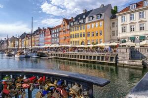 candados y vistoso edificios de nyhavn en Copenhague, Dinamarca foto