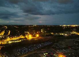 aéreo ver de iluminado lutón ciudad de Inglaterra Reino Unido después puesta de sol durante noche de verano. imagen estaba capturado con drones cámara en sep 1º, 2023 foto