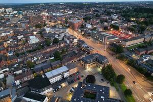 aéreo ver de iluminado céntrico edificios, carreteras y central lutón ciudad de Inglaterra Reino Unido a comenzando de claro clima noche de septiembre 5to, 2023 foto