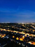 aéreo ver de iluminado residencial distrito de lutón ciudad de Inglaterra foto