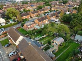 aéreo ver de residencial real inmuebles con industrial inmuebles conjunto distrito de norte de lutón ciudad de Inglaterra, genial Bretaña, Reino Unido. imágenes estaba capturado con drones cámara en septiembre 7, 2023 foto