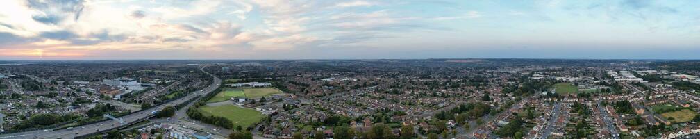 aéreo ver de residencial casas y industrial inmuebles conjunto a amargarse la carretera cerca Farley colinas lutón ciudad, Inglaterra Reino Unido. el alto ángulo imágenes estaba capturado con drones cámara en septiembre 7, 2023 foto