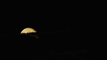 plein lune et foncé des nuages qui passe video