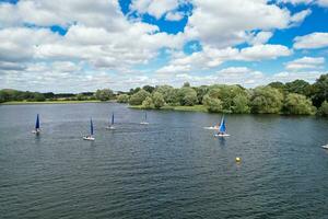 alto ángulo imágenes de personas son paseo en barco a caldecotta lago situado a milton Keynes ciudad de Inglaterra genial Bretaña Reino Unido. el aéreo paisaje estaba capturado en agosto 21, 2023 con drones cámara foto