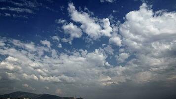 inchado branco nuvens e azul céu Tempo lapso video