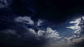 inchado branco nuvens e azul céu Tempo lapso video