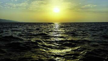 barco é passagem dentro mar dentro pôr do sol luz video