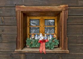 Navidad decoración muñecas a el ventana hecho de madera foto