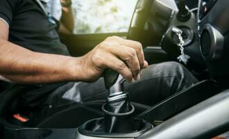 concepto de mano agarrando el engranaje palanca de un coche con Copiar espacio, de cerca de conductor mano en el engranaje palanca de un auto, de cerca de manos acelerador en el engranaje palanca foto