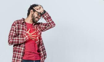 hombre con corazón dolor en aislado fondo, hombre con cofre dolor aislado, hombre con taquicardia, joven hombre con cofre dolor aislado foto