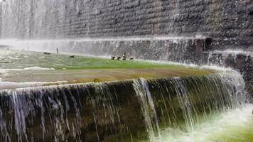 klein Wasserfall von Stein Schritte video