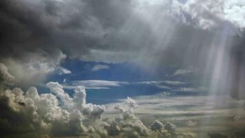 geschwollen Weiß Wolken Vorbeigehen und Blau Himmel Zeit Ablauf video