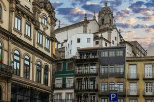 escena de un abandonado calle en céntrico porto en el Mañana foto