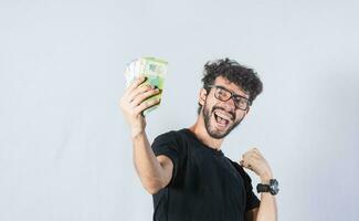 contento persona con dinero en mano, asombrado hombre con billetes en su mano, emocionado persona con dinero en su mano aislado. foto