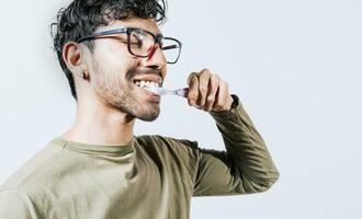 hombre cepillado su dientes aislado, cara de hermoso hombre cepillado su dientes con Copiar espacio. diente cuidado y cepillado concepto. cara de persona cepillado dientes aislado con Copiar espacio foto