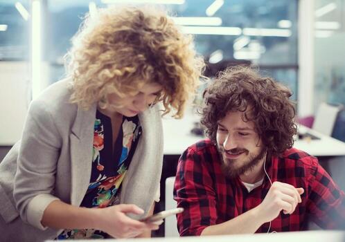 pareja de desarrolladores de software escribiendo código de programación foto