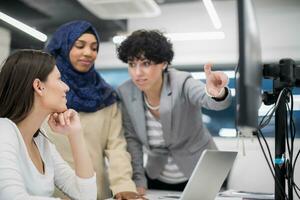 equipo multiétnico de desarrolladores de software trabajando juntos foto