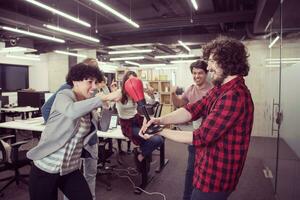 equipo de negocios multiétnico de boxeo en la oficina foto