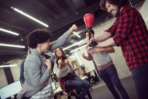 equipo de negocios multiétnico de boxeo en la oficina foto