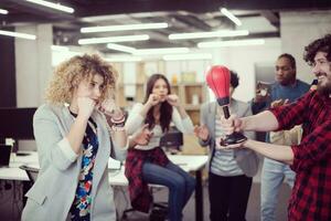 equipo de negocios multiétnico de boxeo en la oficina foto