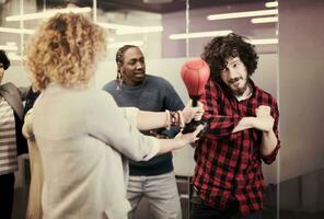 equipo de negocios multiétnico de boxeo en la oficina foto