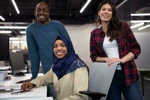 equipo multiétnico de desarrolladores de software trabajando juntos foto