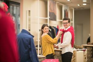 pareja en tienda de ropa foto