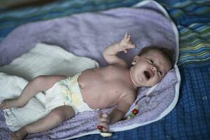 pequeño bebé recién nacido feliz sonriendo foto