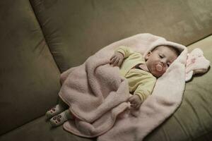 bebé recién nacido durmiendo en casa en la cama foto