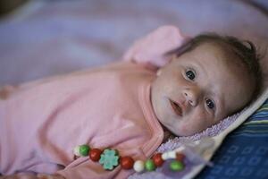 pequeño bebé recién nacido feliz sonriendo foto