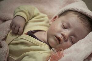 bebé recién nacido durmiendo en casa en la cama foto