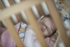 bebé recién nacido durmiendo en casa en la cama foto