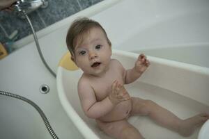 linda niña tomando un baño foto