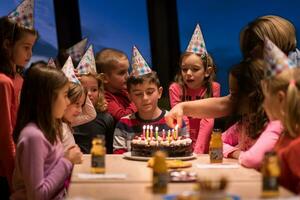 joven teniendo fiesta de cumpleaños foto