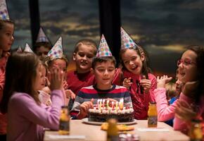 joven teniendo fiesta de cumpleaños foto