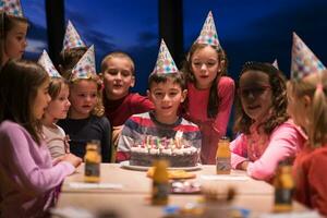 joven teniendo fiesta de cumpleaños foto