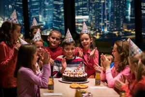 niño feliz con fiesta de cumpleaños foto